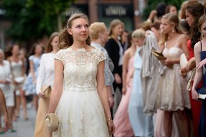 Abiturientai ruošiasi išleistuvėms: dalis sako atvirai – net nežada skaičiuoti pinigų, kiti ruošis paskutinę minutę