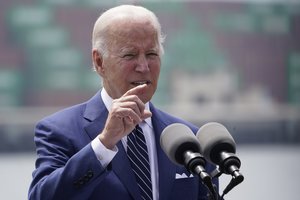 J. Bidenas priekaištauja naftos milžinėms: tai nepriimtina, pateikite būdus, kaip spręsti augančių kainų klausimą