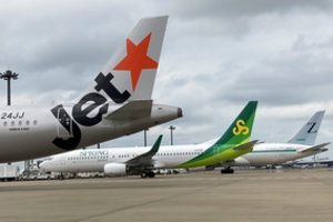 Viena skrydžių bendrovė priversta keisti logotipą – nenori dėl „Z“ raidės būti siejami su Rusijos invazija į Ukrainą