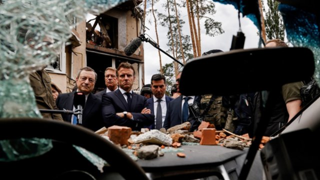 Nežeminti Rusijos raginęs E. Macronas savo akimis išvydo karo nusikaltimus Ukrainoje: pamatė žudynių padarinius