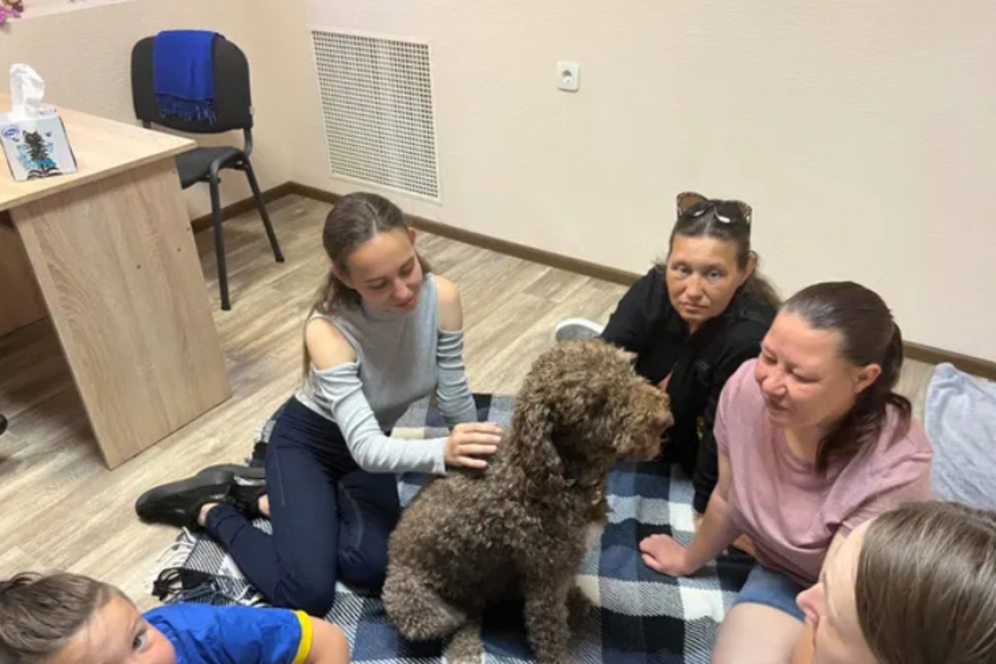 Anna Chasovnikova Kijevo pabėgėliams skirtame pagalbos centre veda terapijos su gyvūnais užsiėmimus.<br>Pjotr Sauer nuotr.