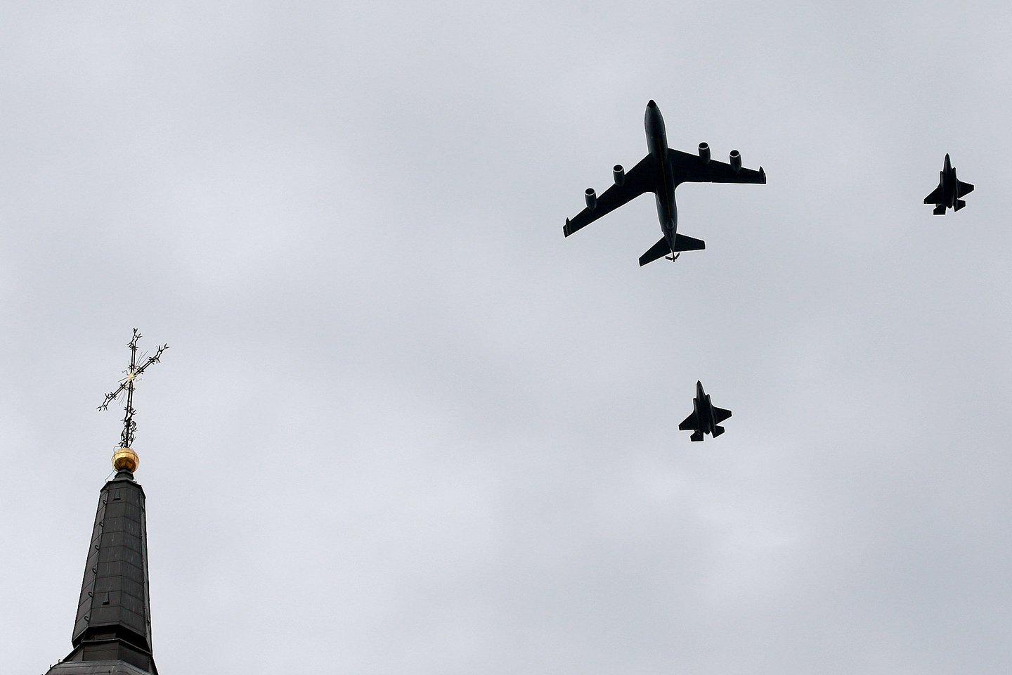  Ketvirtadienio pavakarę du Jungtinių Amerikos Valstijų karinių oro pajėgų naikintuvai F-35 ir strateginis kuro papildymo ore orlaivis „KC-135 Stratotanker“ praskrido virš Vilniaus.<br> R. Danisevičiaus nuotr.