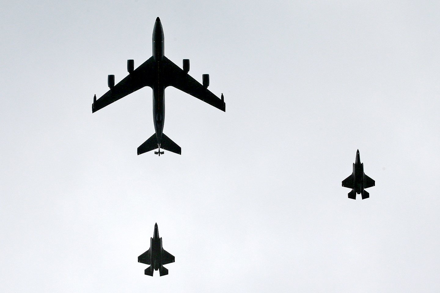  Ketvirtadienio pavakarę du Jungtinių Amerikos Valstijų karinių oro pajėgų naikintuvai F-35 ir strateginis kuro papildymo ore orlaivis „KC-135 Stratotanker“ praskrido virš Vilniaus.<br> R. Danisevičiaus nuotr.