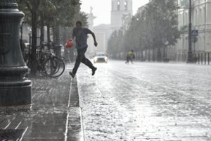 Laukia dar vienas audringas savaitgalis: temperatūra kils iki beveik 30 laipsnių, tačiau karštį lydės škvalas