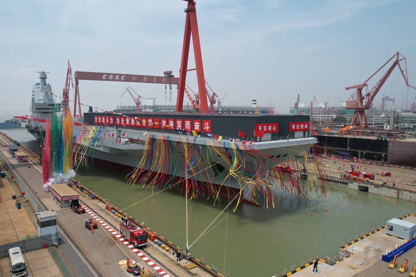 Iškilminga lėktuvnešio „Fujian“ nuleidimo į vandenį ceremonija įvyko Šanchajaus laivų statykloje „Jiangnan“.<br>ZUMA Press/Scanpix nuotr.