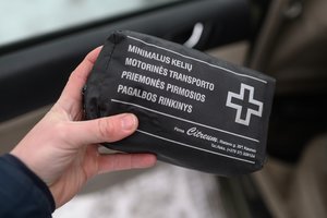 Ruošiatės į kelionę automobiliu? Vaistininkė primena, kas turi būti keliautojų vaistinėlėje