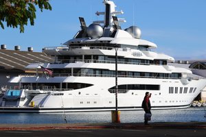 JAV areštuota rusų oligarcho superjachta „Amadea“ iš Fidžio atplaukė į Honolulu