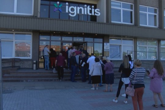 Elektros tiekėjų aptarnavimo skyriuose – eilės klientų: piktinasi, kad už durų stovi po kelias valandas