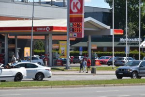 Degalai brangsta, bet sekti kitų pavyzdžiu Lietuva nesiruošia: palygino kainas mūsų šalyje ir užsienyje