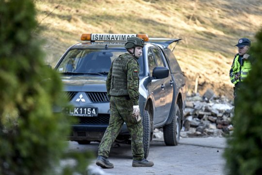 Radiniai Kuršių nerijos paplūdimiuose ant kojų kėlė išminuotojus: įtaria, kad pavojingi konteineriai iš Rusijos