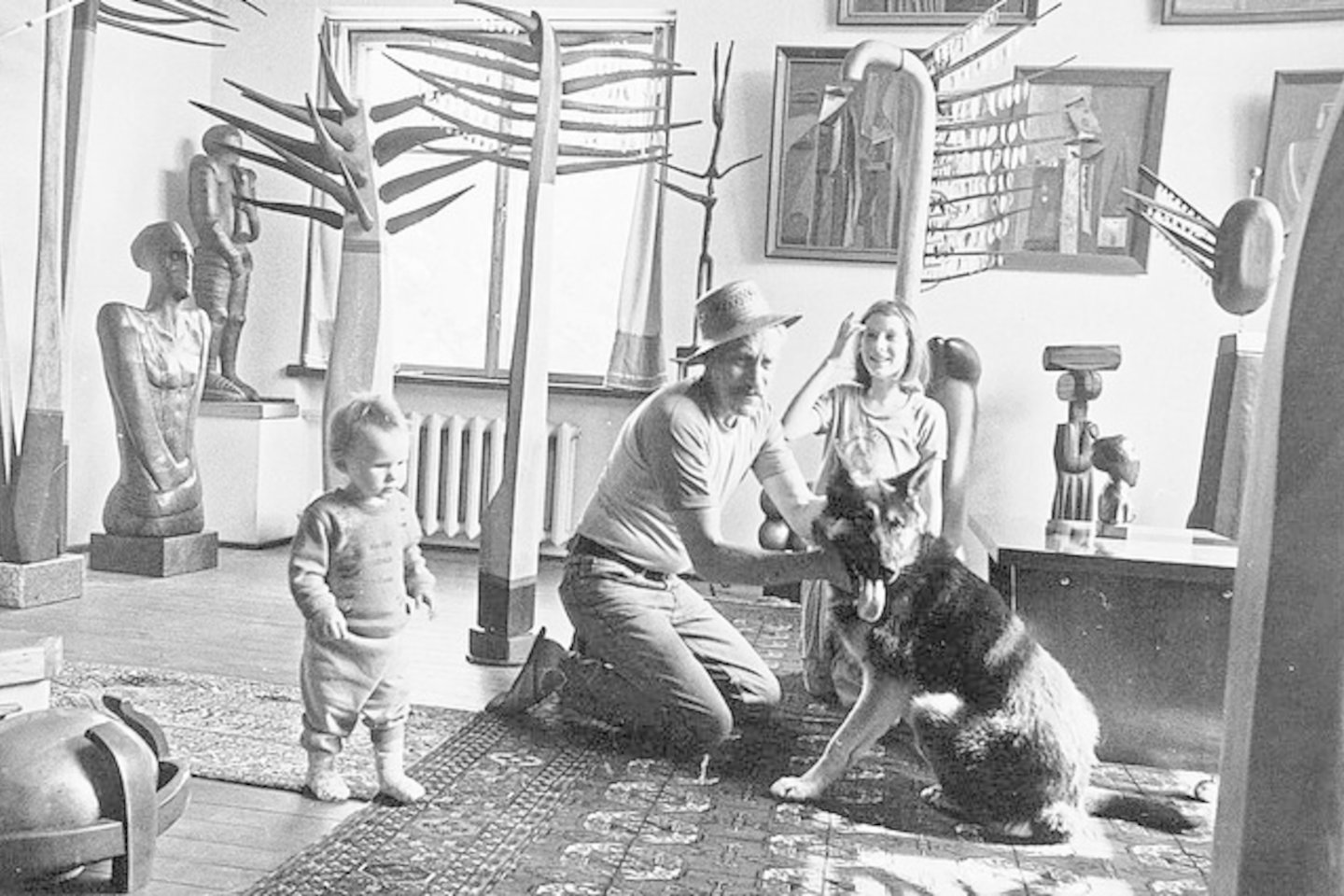 Š.Šimulynas savo namuose su vaikais.<br>Šeimos archyvo nuotr.