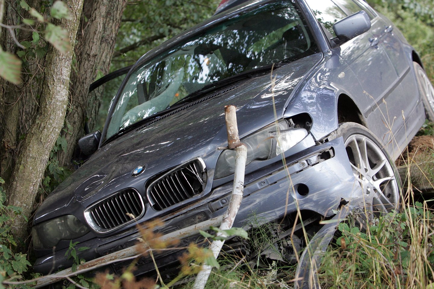 Lazdijų rajone žuvo BMW vairuotojas. Automobilis nuvažiavo į griovį.  <br> V.Balkūno asociatyvioji nuotr. 