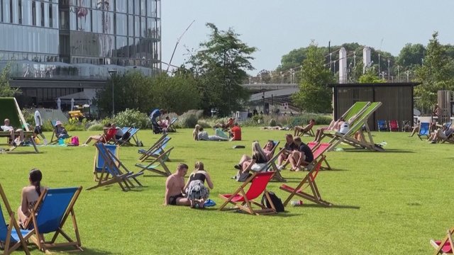 Londoną apėmė karščio banga: nors gyventojai džiaugėsi šiluma, išreiškė susirūpinimą dėl klimato kaitos