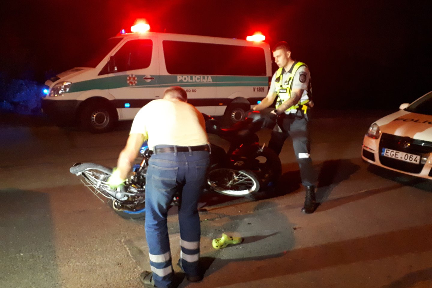  Po avarijų pasišalino ir dviratininkai, ir moterį sužeidęs vairuotojas. <br> A.Vaitkevičiaus asociatyvioji nuotr. 