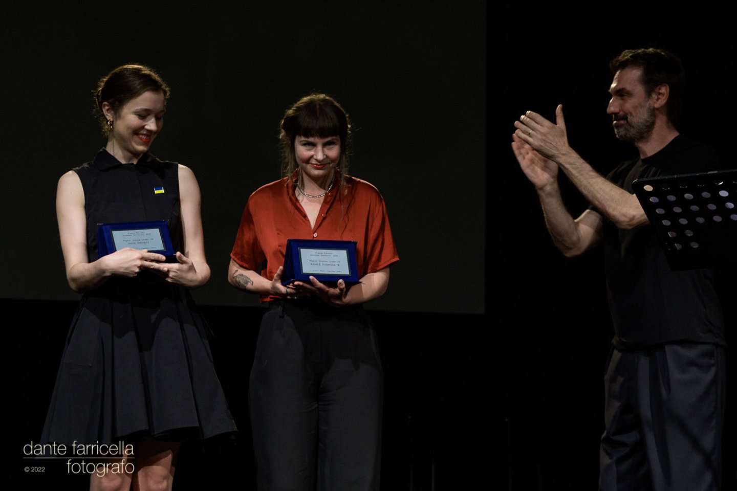 Giuseppe Bertolucci vardo premija įteikta režisierei Kamilei Gudmonaitei ir aktorei Aistei Diržiūtei.<br>Dante Farricella nuotr.