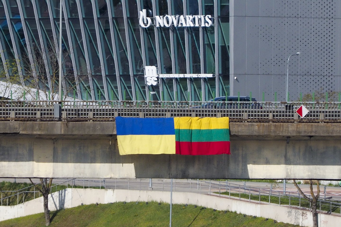 Balkone pakabinta Ukrainos vėliava užtraukė namo pirmininko rūstybę: grasino susidorojimu.<br>V.Ščiavinsko asociatyvi nuotr.