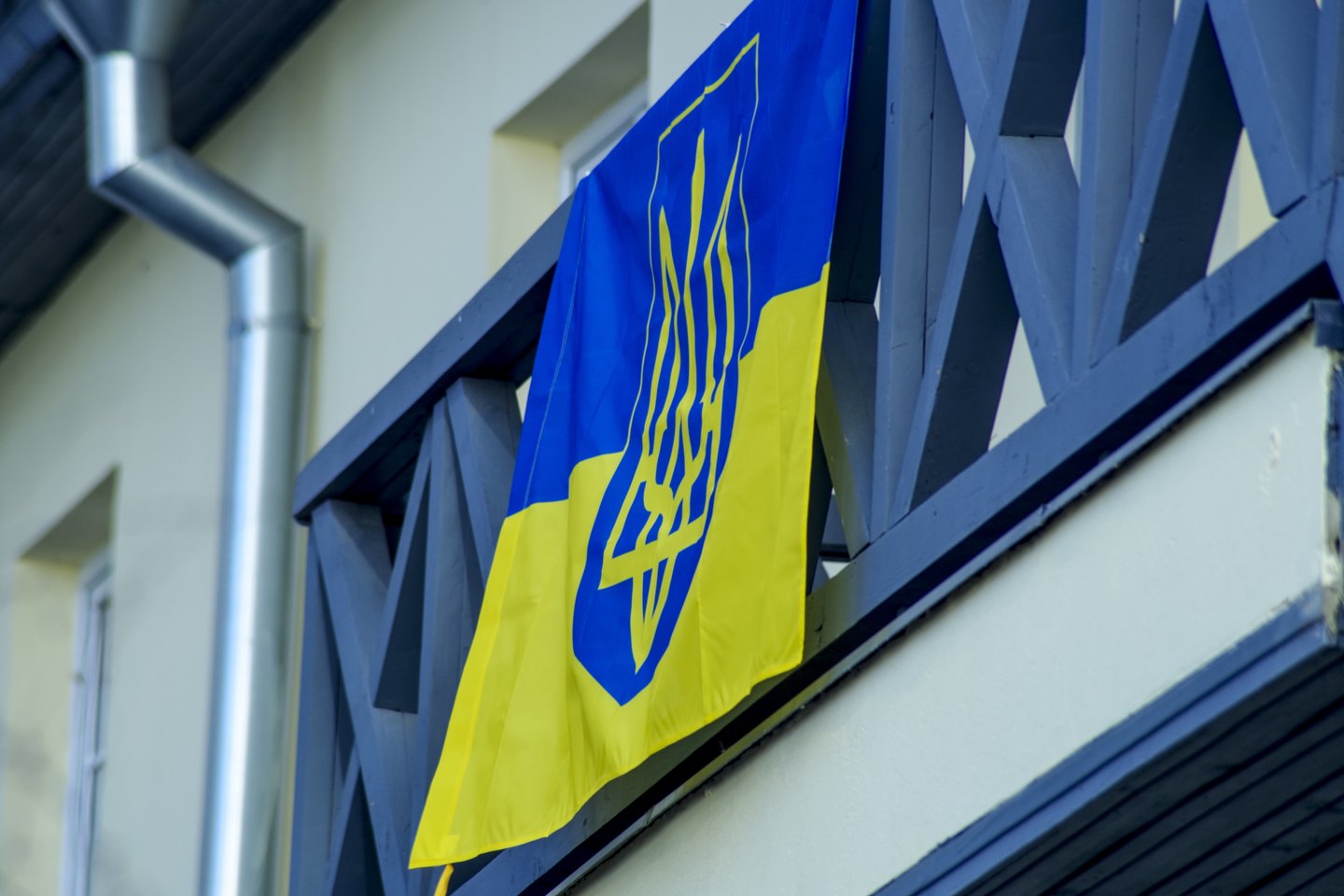 Balkone pakabinta Ukrainos vėliava užtraukė namo pirmininko rūstybę: grasino susidorojimu.<br>V.Ščiavinsko asociatyvi nuotr.