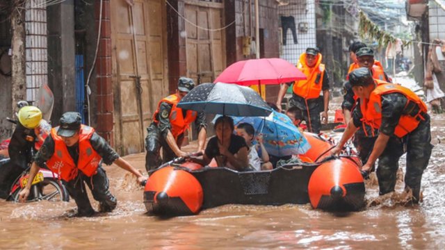 Kinijoje po smarkių audrų vyksta gelbėjimo operacijos: dešimtys gyventojų įstrigę tarp potvynių