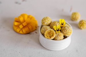 Lengvai ir greitai paruošiamas desertas: džiovintų mangų rutuliukai