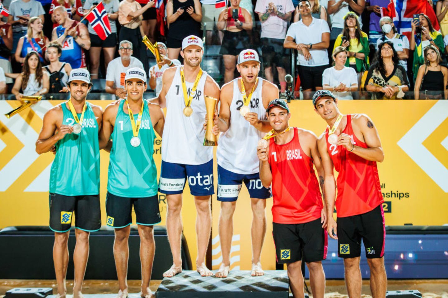 Paplūdimio tinklinio čempionate triumfavo norvegai Andersas Molas ir Chistianas Sorumas bei brazilės Duda ir Anna Patricia.<br>FIVB nuotr.