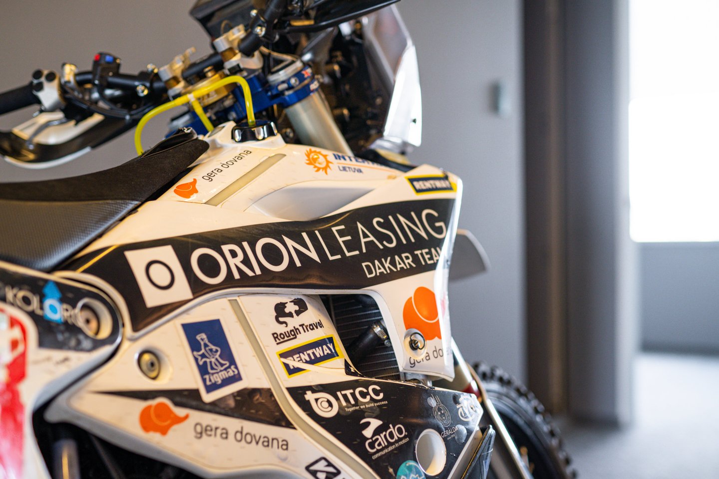 Įpusėjus 2022 metų moto sporto sezonui, „Orion Dakar team“ lyderis atsisako savo technikos, vos praeitais metais įsigyto „Husqvarna rally“ motociklo ir perleidžia jį į kitas rankas.<br>Pranešėjų spaudai nuotr.