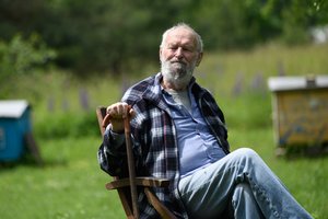 Anapilin išėjusį Regimantą Adomaitį kolegos vadina vienu paskutiniųjų teatro mohikanų