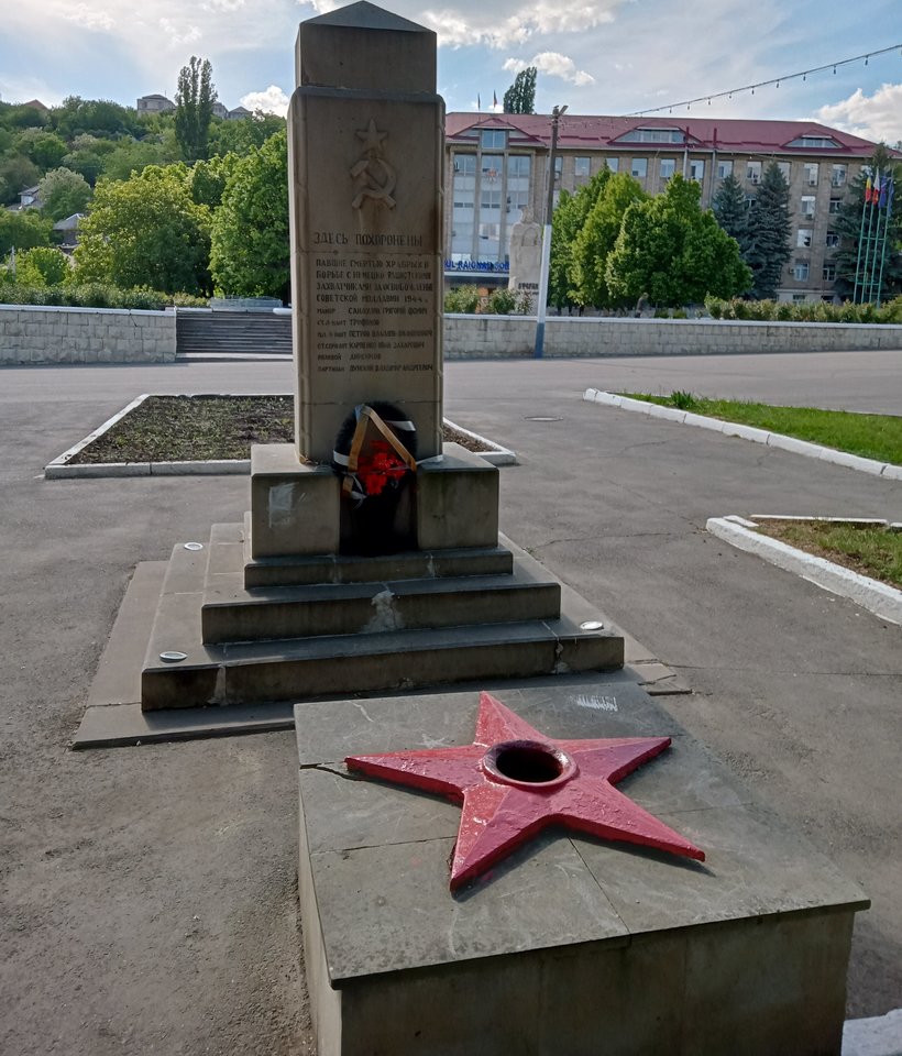 Moldovos paradoksas – netoli Stefano lll Didžiojo skulptūros stovo ir paminklas tarybinei armijai išvaduotojai.<br>E.Butrimo nuotr.
