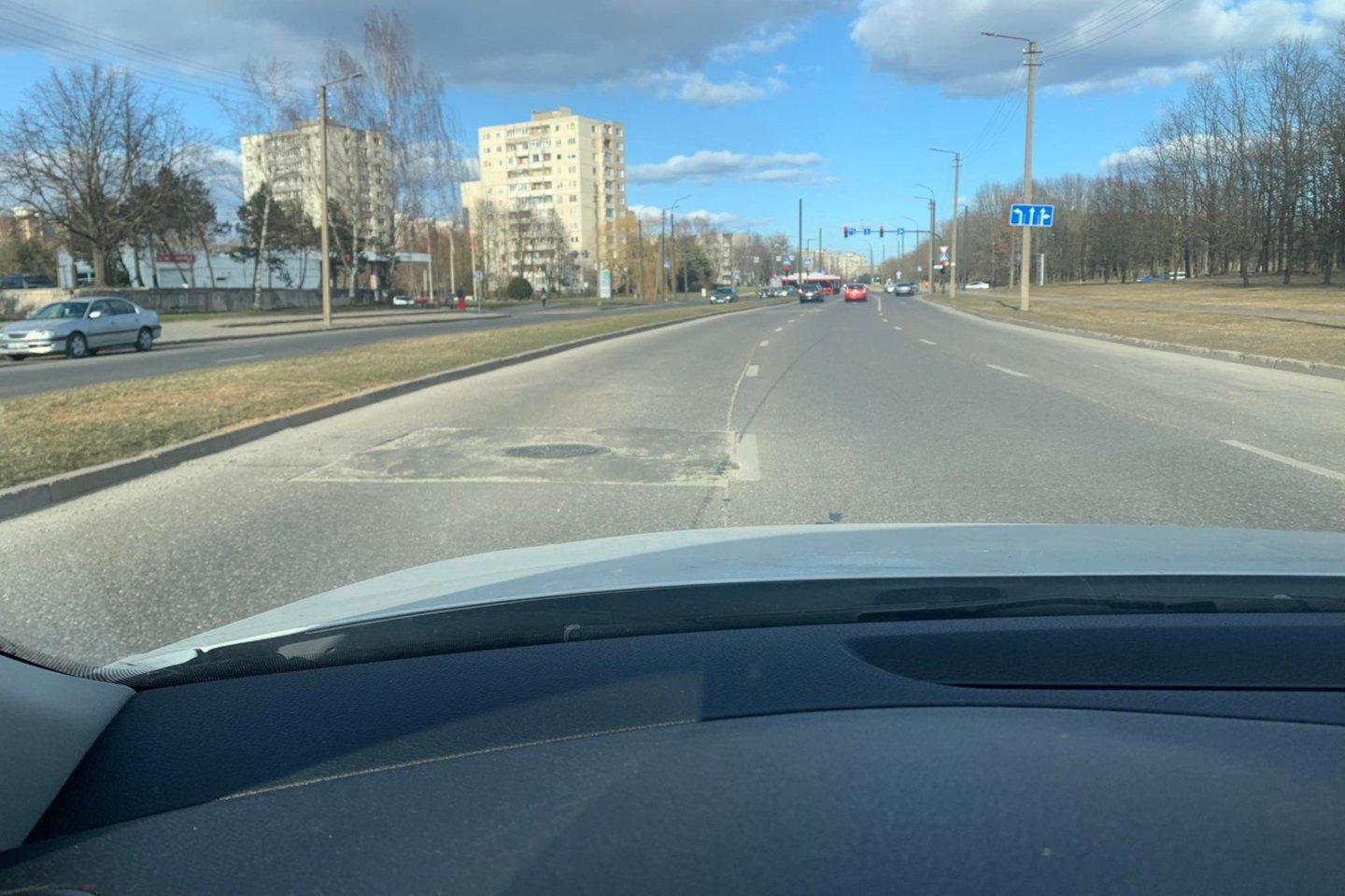 Praėjusią savaitę S. Žukausko gatvės gyventojai pastebėjo neįprastą statybinės technikos sujudimą, šalia daugiabučių pradingo ir žalia veja.<br>„Kas vyksta Kaune“ nuotr.