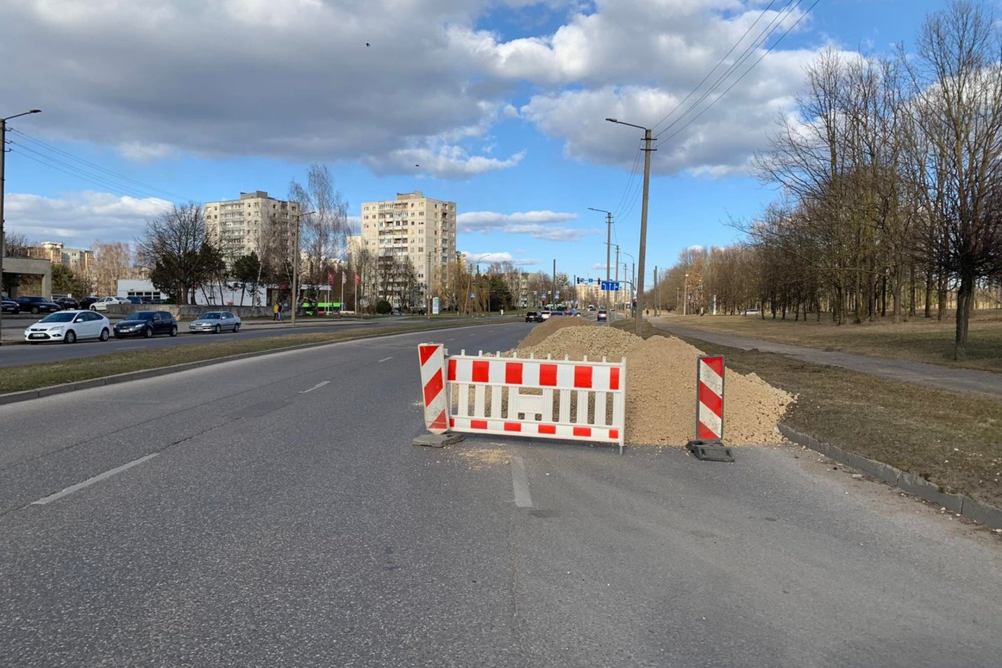 Praėjusią savaitę S. Žukausko gatvės gyventojai pastebėjo neįprastą statybinės technikos sujudimą, šalia daugiabučių pradingo ir žalia veja.<br>„Kas vyksta Kaune“ nuotr.