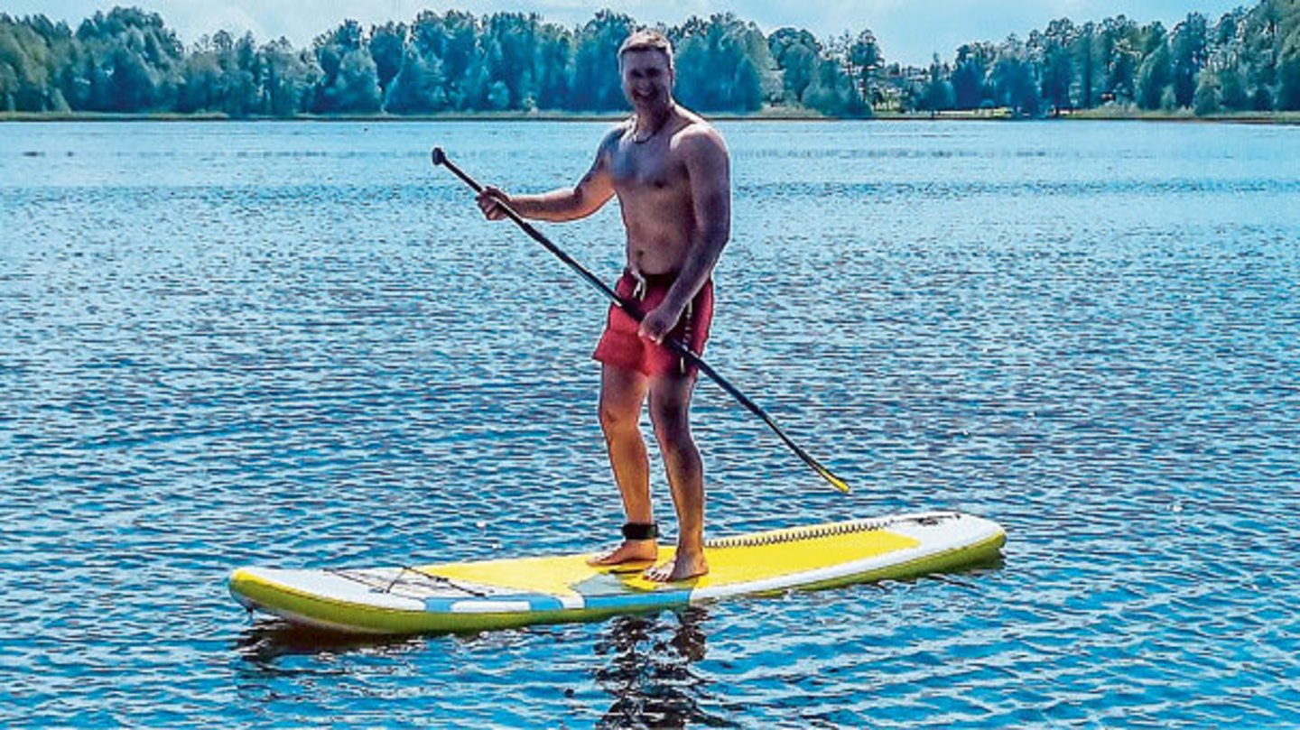 „Pusiausvyra labai svarbi kiekvieno mūsų gyvenime“, – įsitikinęs žymusis „TV pagalbos“ veterinaras Paulius Morkūnas, išbandęs irklenčių sportą.<br> Instagramo nuotr.