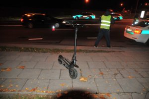 Neblaivūs ne tik automobilių, bet ir paspirtukų vairuotojai: alkotesteris rodė daugiau nei 2 promiles