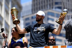 San Franciske praūžė NBA čempionų paradas – „Warriors“ surengė linksmą vakarėlį miestui