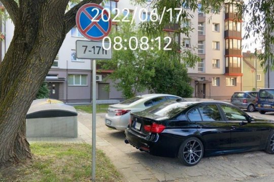 Dėl paliktų automobilių kiemuose kaupiasi šiukšlių kalnai: gyventojai pikti, o savivaldybė planuoja naują tvarką