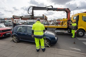 Vilniečių ištikimybei nėra ribų: automobilių savininkai net lekia taksi paskui tempiamą mašiną