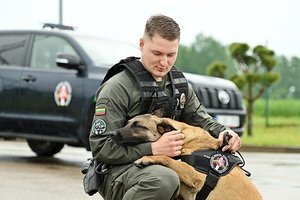 Kinologas Edvardas ir jo keturkojė kolegė Lara mokosi vienas iš kito