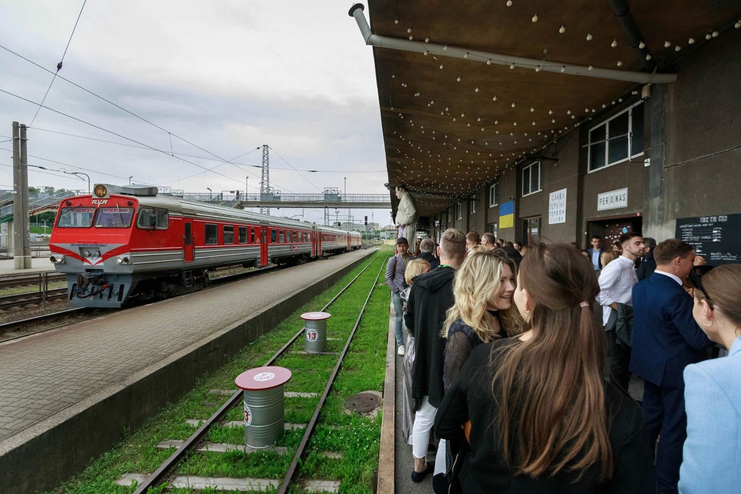 Ketvirtadienį popiet iš Vilniaus geležinkelio stoties su keliais šimtais keleivių pajudėjo traukinys, vežantis į ateities miestą. Būtent šiuo leitmotyvu prasidėjo jau aštuntus metus iš eilės vykstančio nacionalinio architektūros ir urbanistikos konkurso „Išmanusis miestas 8“ apdovanojimai.<br>Mindaugo Ažušilio nuotr.