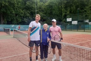 Vilniuje apsistojęs 98 metų vyriausias pasaulio tenisininkas jėgas išbandė su R. Berankiu ir E. Butvilu