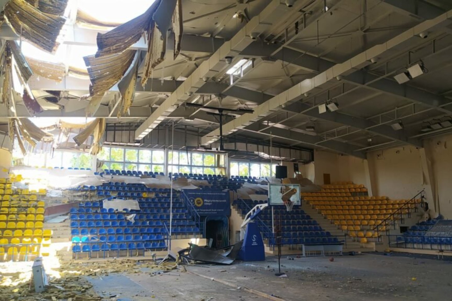 Mariupolyje sugriauta legendinio klubo „Azovmaš“ arena, kurioje dirbo būrys lietuvių.<br> Twitter nuotr.