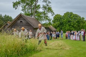 Kleboniškių kaimas atgijo: žiedė puodus, verpė ir prisiminė šienapjūtę