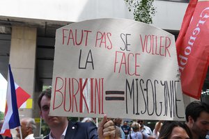 Prancūzijos teismas blokavo vienos savivaldybės bandymą leisti burkinius baseinuose