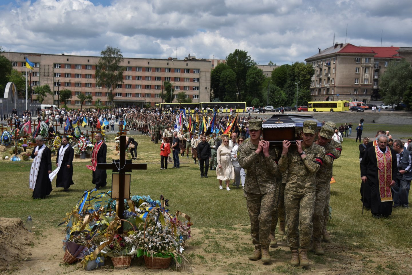  Ukrainos kariai per laidotuvių ceremoniją Lvove 2022 m. birželio 21 d. neša karstą su savo bendražygio Artemo Dymydo, neseniai žuvusio mūšyje su Rusijos kareiviais, kūnu. <br> Reuters / Scanpix nuotr.