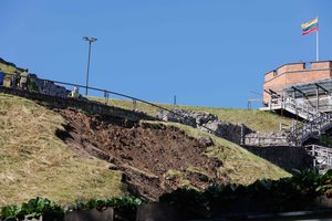 Lietuvą skalavęs smarkus lietus pridarė žalos: Gedimino kalno šlaite – nuošliauža