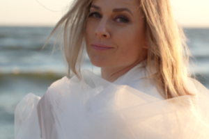 Inga Jankauskaitė pristatė klipą, kuriame įsiamžino jaunavedžiai: „Rašydama dainą neplanavau, kad ji bus apie vestuves“