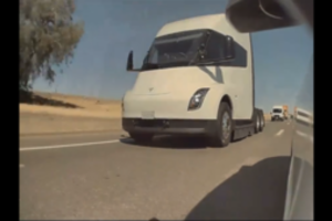 Kalifornijos greitkelyje realiomis sąlygomis pastebėtas „Tesla Semi“ sunkvežimis