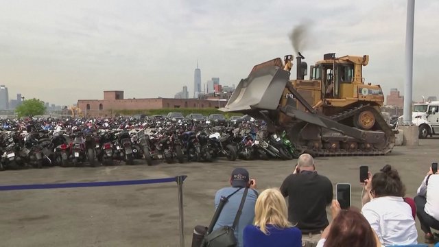 Niujorko miestelis nuo šiol bus saugesnis: buldozeris sunaikino konfiskuotus, pavojų keliančius dviračius
