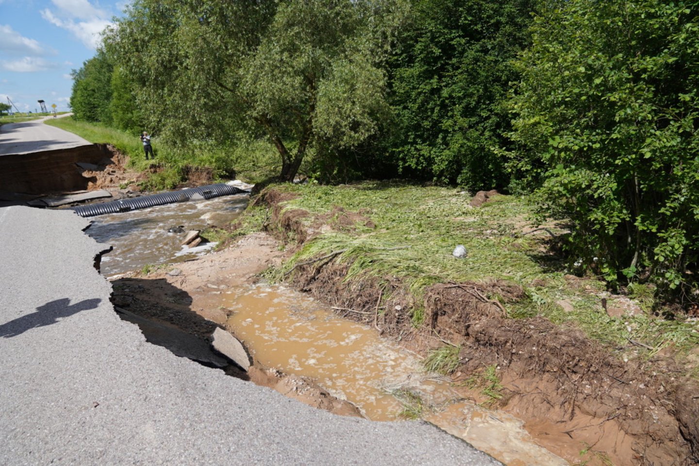 Kaišiadorių rajone lietaus nuplautas kelias. <br>G.Bitvinsko nuotr. 