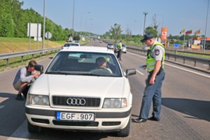 Visiems taupuoliams turi atsakymą: kodėl vasarą negalima važinėti su žieminėmis padangomis?