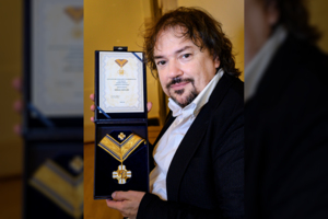 Sergejus Krylovas apdovanotas garbės ženklu „Tarnauju muzikai“