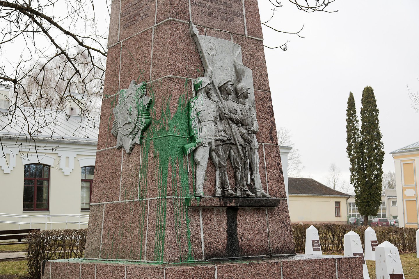  Prie Meno mokyklos obeliskas sovietų karių kapinėse pavasarį buvo aplietas dažais. Paminklas prieš du mėnesius buvo nugriautas, ir dabar jo vietoje žaliuoja veja. <br> L.Juodzevičienės nuotr.