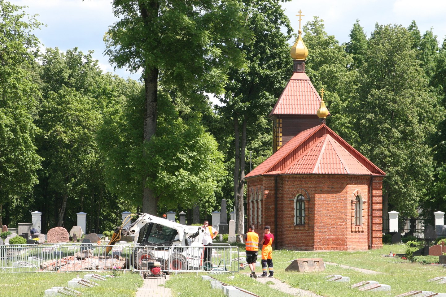  Senosiose Marijampolės kapinėse nebeliko kelis dešimtmečius stovėjusio paminklo sovietų kariams.<br> R.Pasiliausko nuotr.